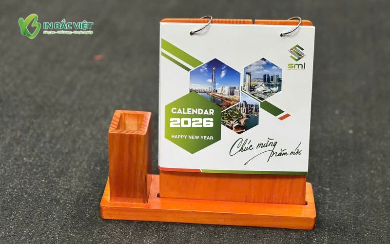 chat-lieu-go-anh-huong-den-chi-phi-in-lich-de-ban