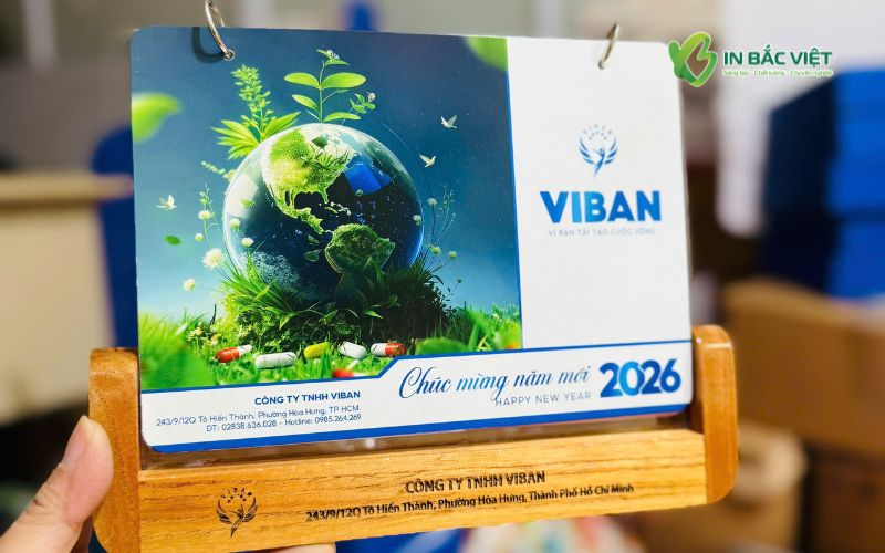 Lịch để bàn đế gỗ 2026 có khắc laser thông tin công ty trên phần đế