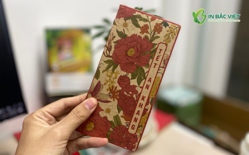 Mẫu phong bao lì xì Tết An Khang họa tiết hoa lá in trên chất liệu giấy kraft mộc, phong cách truyền thống