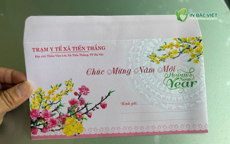 Mẫu bì thư chúc mừng năm mới của Trạm Y tế xã Tiến Thắng, thiết kế trang trọng, sử dụng trong dịp Tết