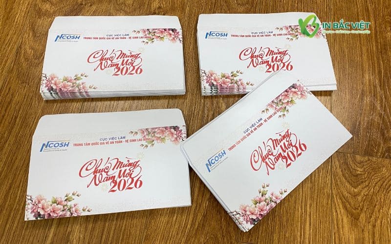 Phong bì chúc mừng năm mới 2026 thiết kế riêng cho NCOSH, họa tiết hoa đào nhẹ nhàng, phong cách trang nhã