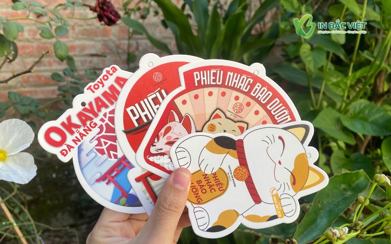 Mẫu thẻ nhắc bảo dưỡng Toyota Okayama Đà Nẵng thiết kế hình mèo may mắn đẹp và sáng tạo