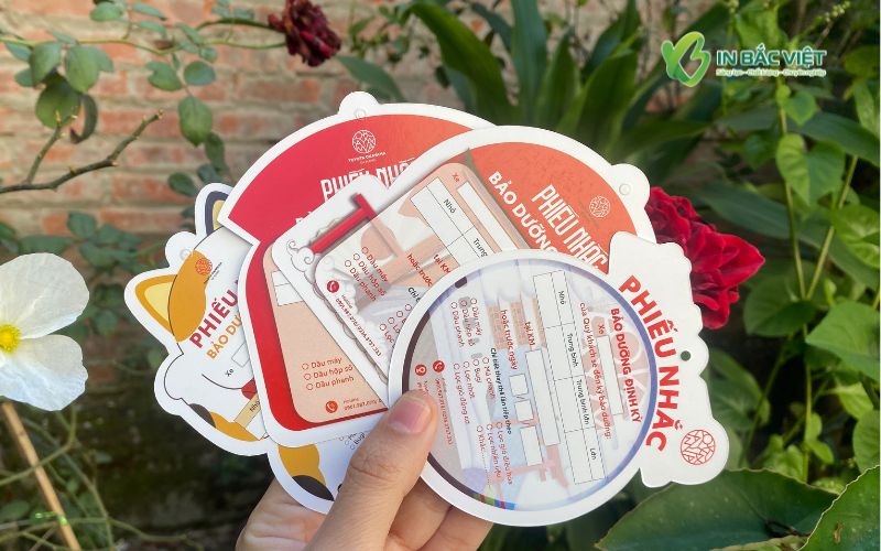 Nội dung in trên thẻ nhắc bảo dưỡng ô tô xe máy với bảng lịch bảo dưỡng định kỳ rõ ràng và chi tiết