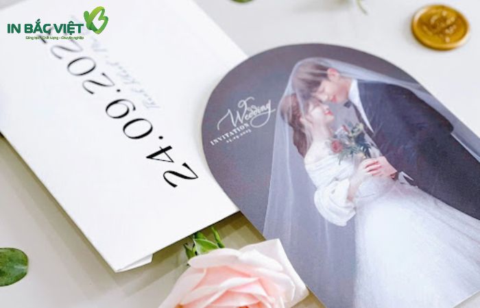 Khách hàng liên hệ với dịch vụ In Bắc Việt để được tư vấn mẫu thiệp cưới phù hợp