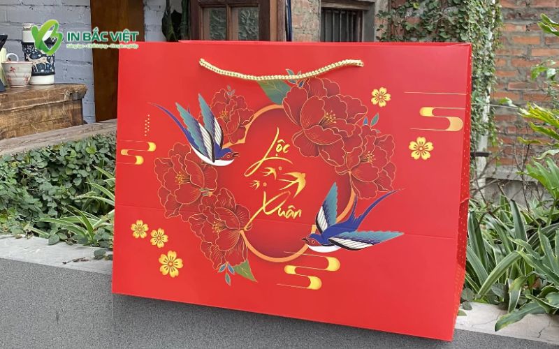 Mẫu túi đựng quà Tết sang trọng, cao cấp với họa tiết hoa và chim én