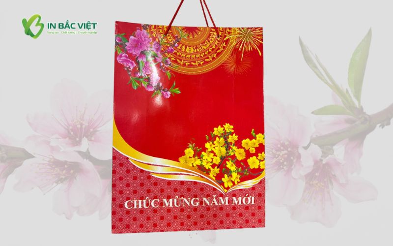 Mẫu túi giấy chúc mừng năm mới cán bóng nổi bật với tông đỏ rực rỡ