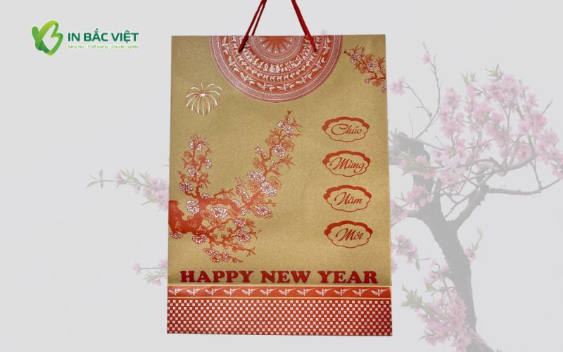 Túi đựng quà Tết kraft bảo vệ môi trường với họa tiết hoa đào nổi bật