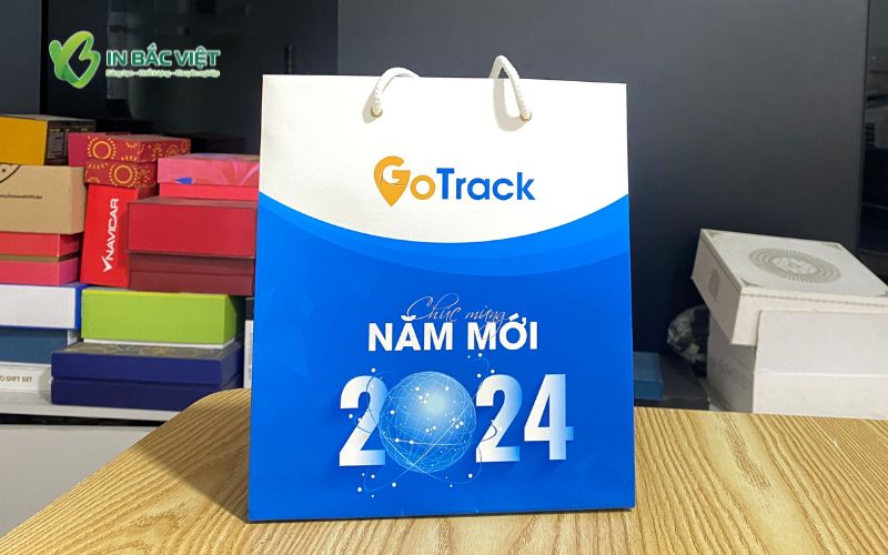 Túi đựng quà Tết với thiết kế bắt mắt, phối màu xanh – trắng nổi bật