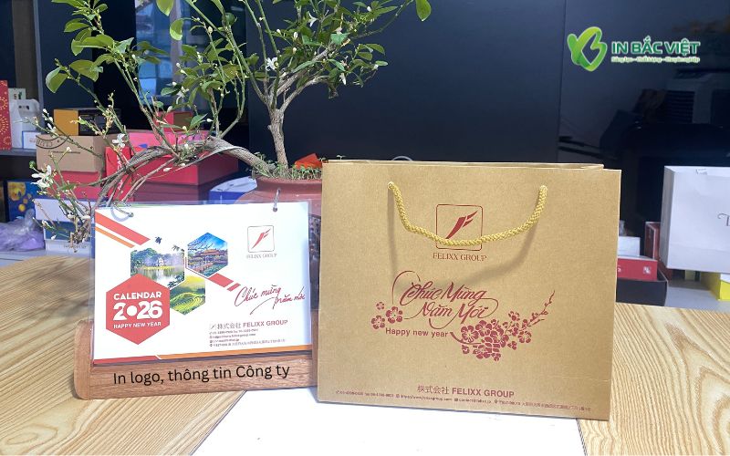 Túi giấy Kraft Nhật đựng lịch Tết 2026 để bàn đế gỗ, in logo và thông tin doanh nghiệp rõ nét