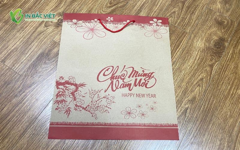 Mẫu túi giấy để lịch Tết truyền thống in trên giấy kraft, họa tiết đỏ nổi bật