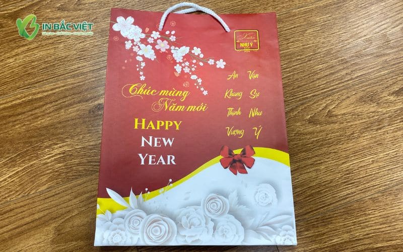 Túi giấy để lịch thiết kế đơn giản nhưng nổi bật với tông đỏ - trắng sang trọng