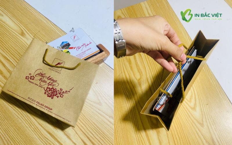 Mẫu túi giấy Kraft Nhật đựng lịch Tết để bàn đế gỗ, thiết kế chắc chắn, phù hợp làm quà biếu doanh nghiệp