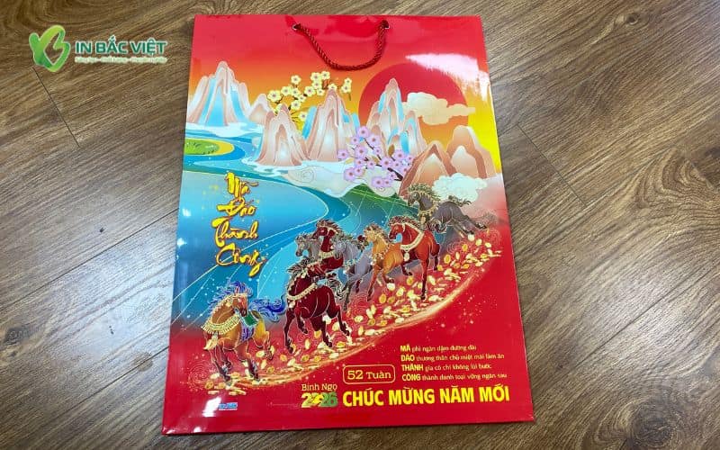 Mẫu túi giấy lịch Tết 2026 chủ đề Mã Đáo Thành Công, in màu đỏ nổi bật dùng đựng lịch bloc