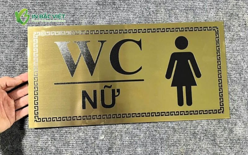 in-uv-tren-kim-loai-bien-hieu-wc-nu