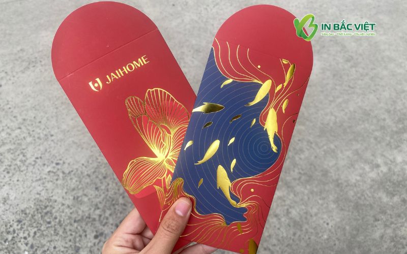 Mẫu bao lì xì đỏ cán màng nhung chống vân tay, ép kim họa tiết sang trọng khi cầm trên tay