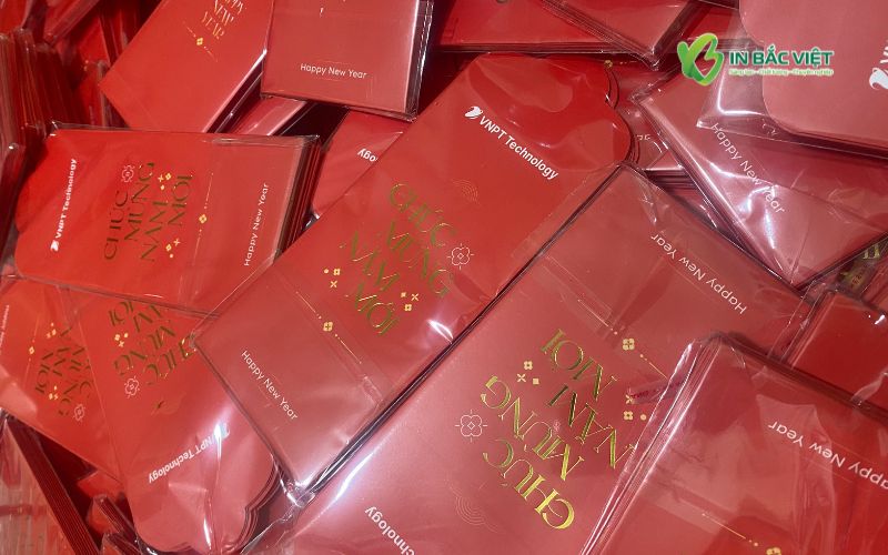 Mẫu bao lì xì in logo VNPT Technology thiết kế đỏ truyền thống, ép nhũ nổi bật
