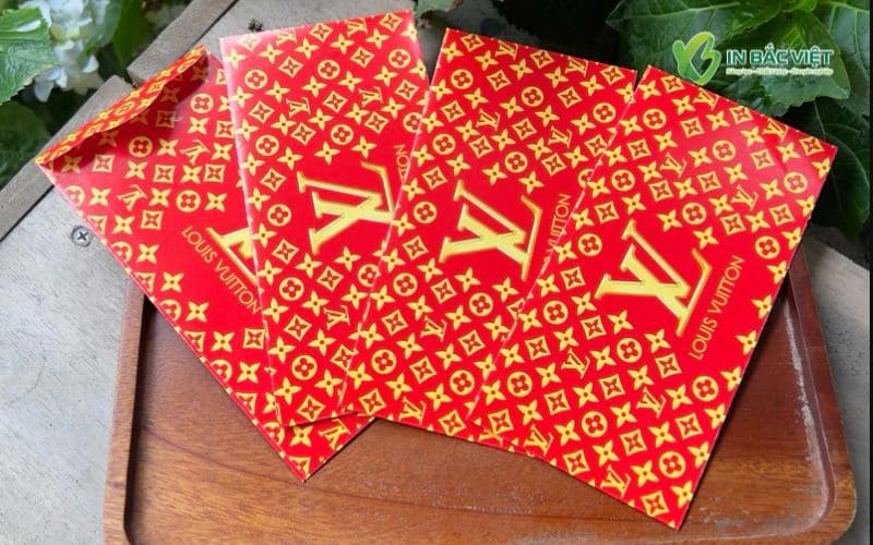 mau-bao-li-xi-louis-vuitton-hoa-tiet-monogram-mau-do-vang