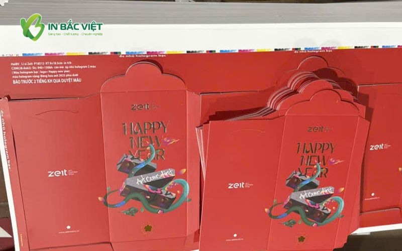 Công đoạn gia công bế khuôn bao lì xì ép kim sau in