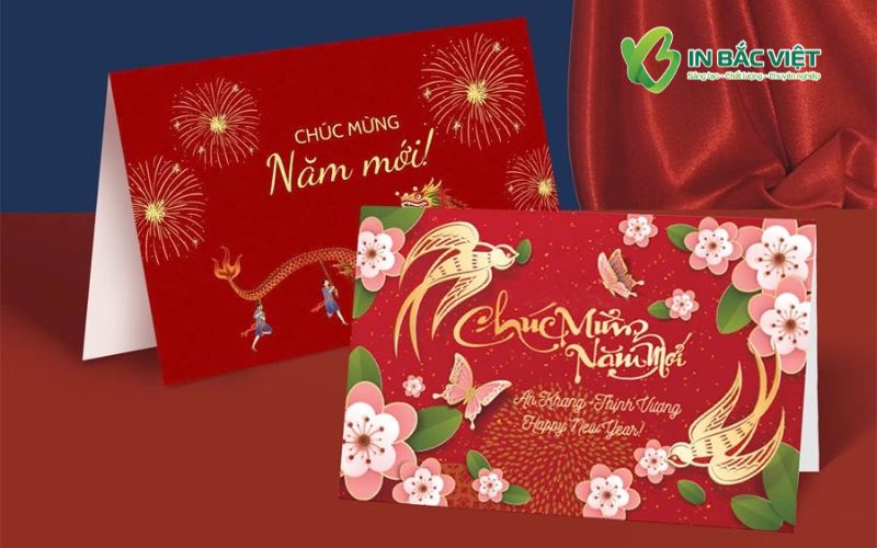 Mẫu thiệp chúc mừng năm mới màu đỏ truyền thống với hoa đào, chim én và pháo hoa