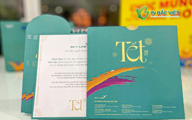 Thiệp chúc Tết thiết kế – in ấn đúng nhận diện thương hiệu, đồng bộ với lì xì – hộp quà – lịch Tết
