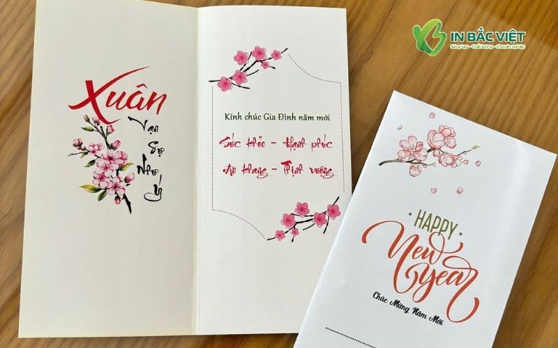 Mẫu thiệp mừng xuân với thông điệp ngắn gọn và họa tiết hoa đào