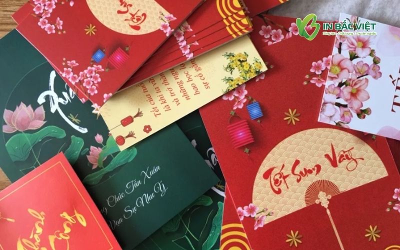 Hình ảnh nhiều mẫu thiệp Tết với hoa đào, hoa mai và họa tiết mùa xuân tượng trưng cho lời chúc may mắn đầu năm