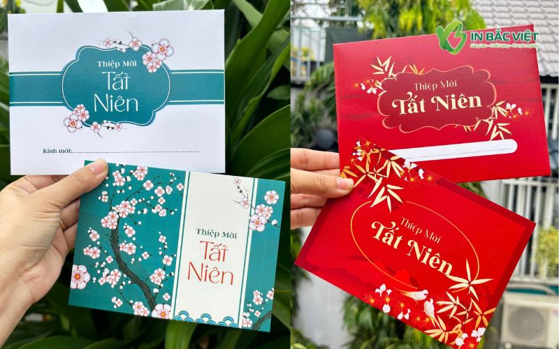 Feedback khách hàng cầm trên tay mẫu thiệp mời tất niên nhiều màu sắc, thiết kế sang trọng tại Xưởng In Bắc Việt.