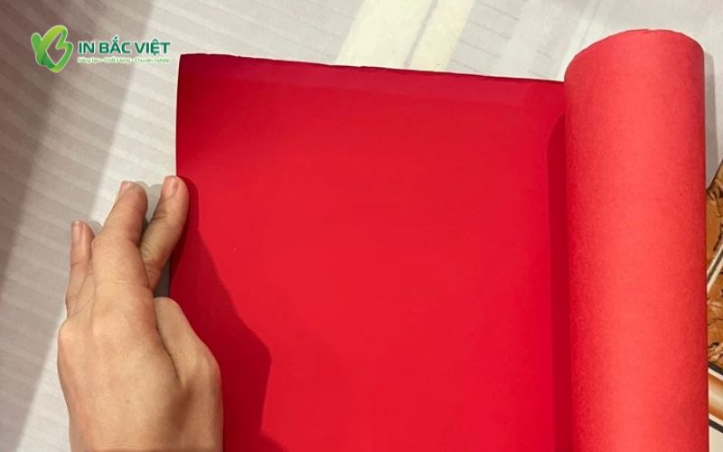 Giấy nhung màu đỏ dùng in bao lì xì Tết với bề mặt mịn, sang trọng