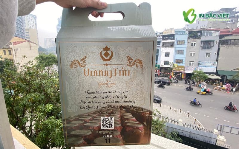 Hộp đựng rượu Vương Tửu có quai xách tiện lợi, phù hợp làm quà Tết biếu tặng