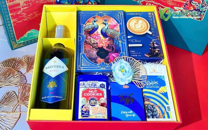 Hộp quà Tết có rượu kết hợp bánh kẹo cao cấp, thiết kế hộp giấy sang trọng