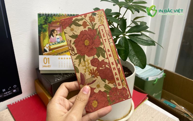 Mẫu bao lì xì giấy Kraft nâu họa tiết hoa lá mang phong cách Tết truyền thống