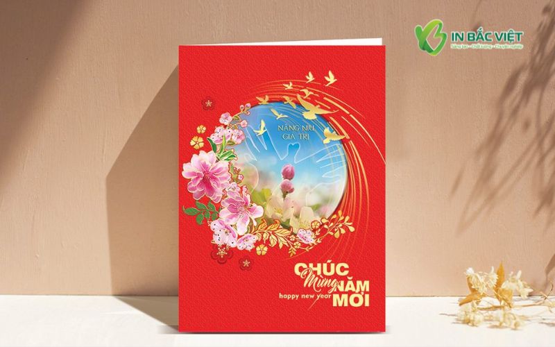 Mẫu thiệp Tết gập đôi sang trọng tặng bạn bè với thiết kế đỏ nổi bật và họa tiết hoa đẹp