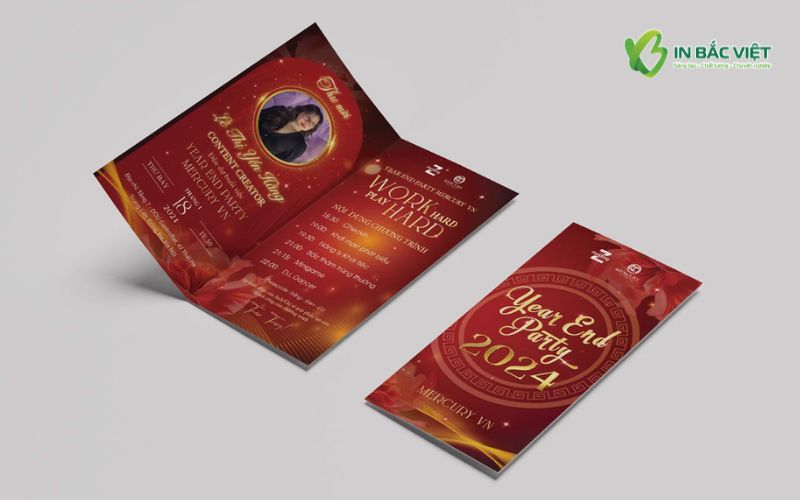 Thiệp mời tham dự Year End Party thiết kế sang trọng, tông đỏ – vàng và hiệu ứng ép kim nổi bật