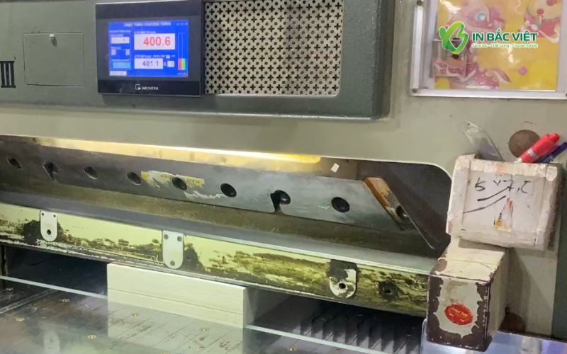 Gia công cắt xén tiêu đề thư thành phẩm tại xưởng in