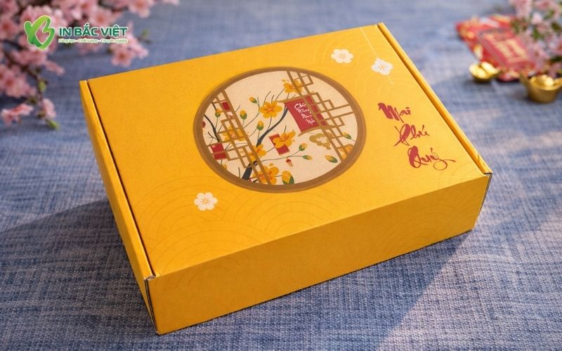 Hộp giấy đựng quà Tết màu vàng nổi bật, thiết kế sang trọng và tinh tế