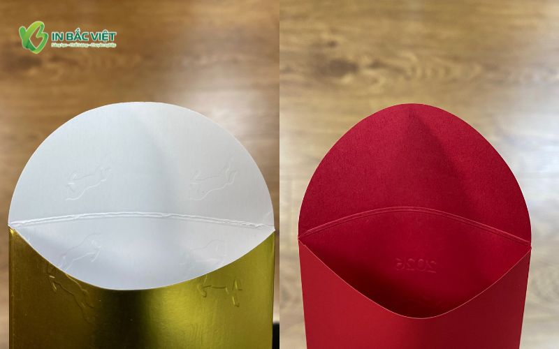 Mặt trong bao lì xì sau khi gia công dập nổi thể hiện vết lõm kỹ thuật