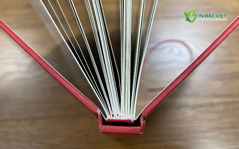 Gia công đóng gáy keo nhiệt cho kỷ yếu bìa cứng, đảm bảo độ chắc chắn và thẩm mỹ