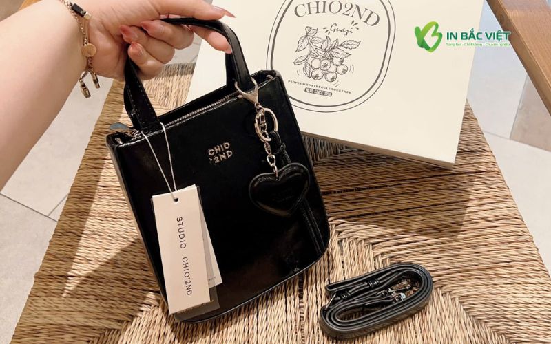 Mẫu mác treo túi xách giúp làm nổi bật thương hiệu
