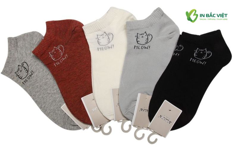 Mẫu mác treo vớ ép kim logo thương hiệu tạo điểm nhấn