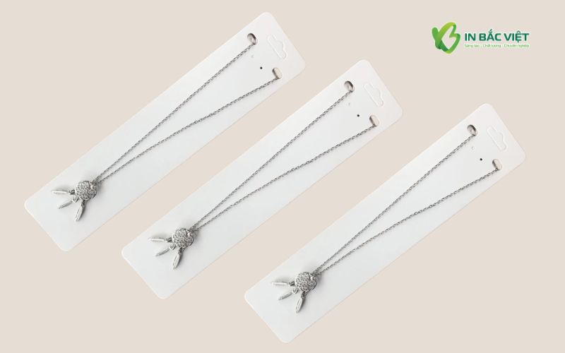Tag dây chuyền dáng dài giúp trưng bày sản phẩm đẹp mắt