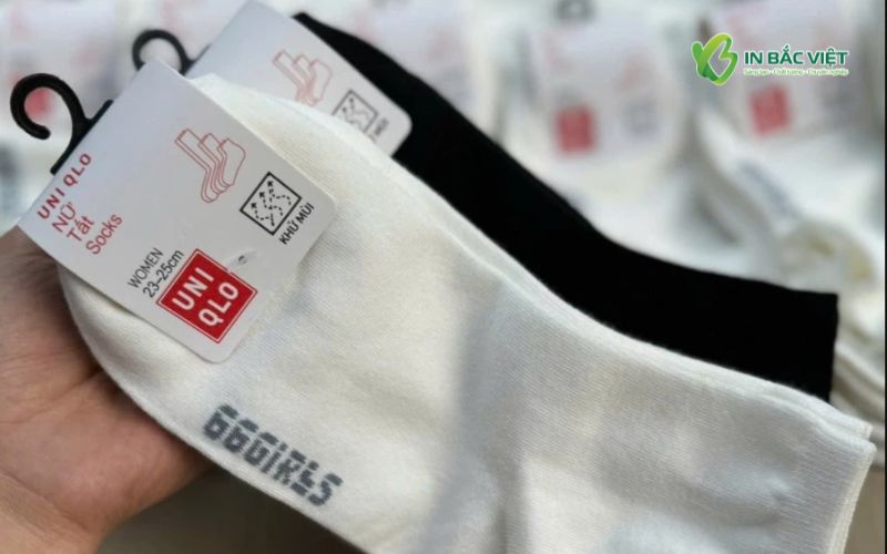 Mẫu Tag treo vớ in logo thương hiệu nổi bật, tạo điểm nhấn cho sản phẩm