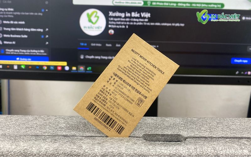 Tag giấy kraft chứa thông tin sản phẩm và mã vạch bằng tiếng nước ngoài