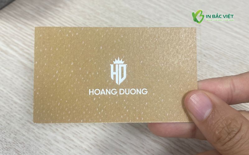 Bề mặt giấy vân sần khiến mực phân bố không đồng đều làm ảnh hưởng đến màu sắc khi in