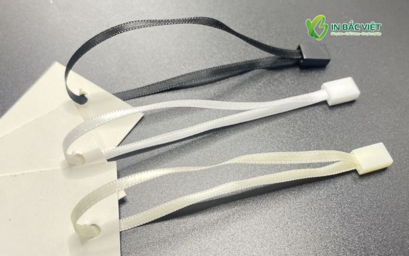 Dây satin đầu khóa nhựa dùng cho Tag thời trang cao cấp