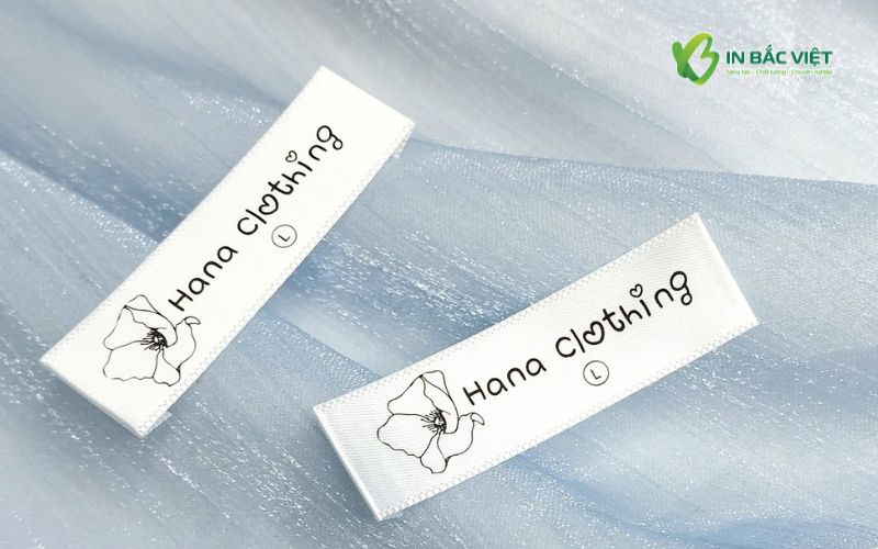 Mác lụa Satin in chữ và họa tiết rõ nét, đẹp mắt cho sản phẩm thời trang