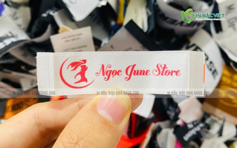 Mác lụa Satin mềm mịn, bóng đẹp, in logo thương hiệu rõ nét