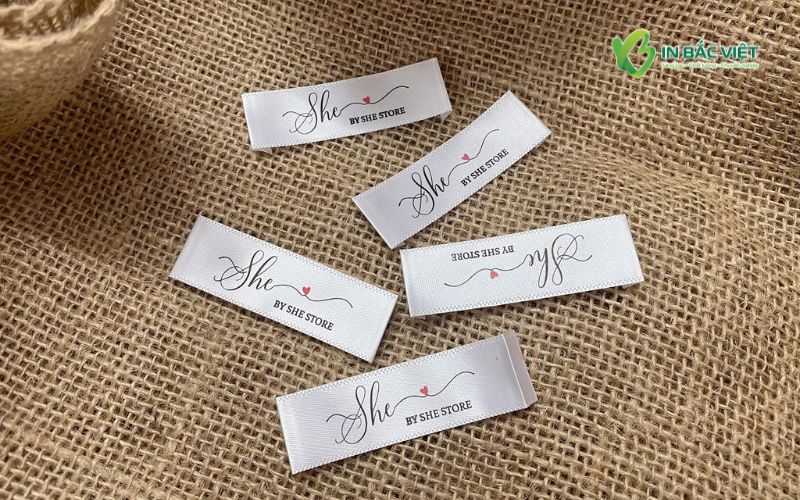 Mác Satin in chữ nét mảnh, thể hiện logo và tên thương hiệu rõ nét