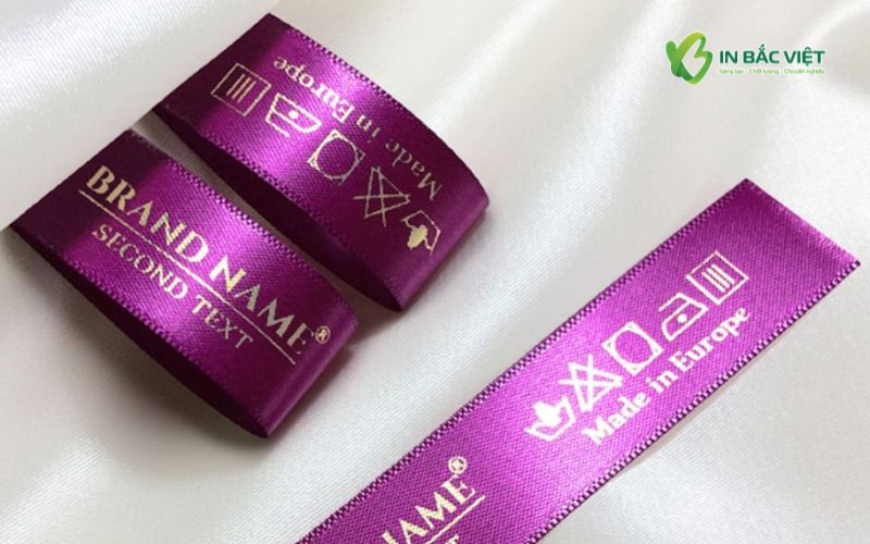 Mác Satin màu tím tạo điểm nhấn ấn tượng