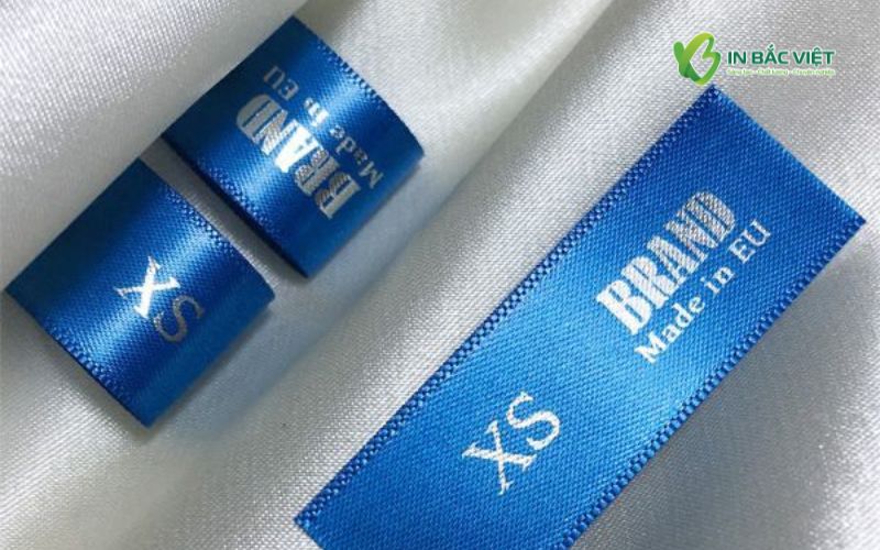 Mác Satin nền xanh in size và xuất xứ sản phẩm rõ ràng