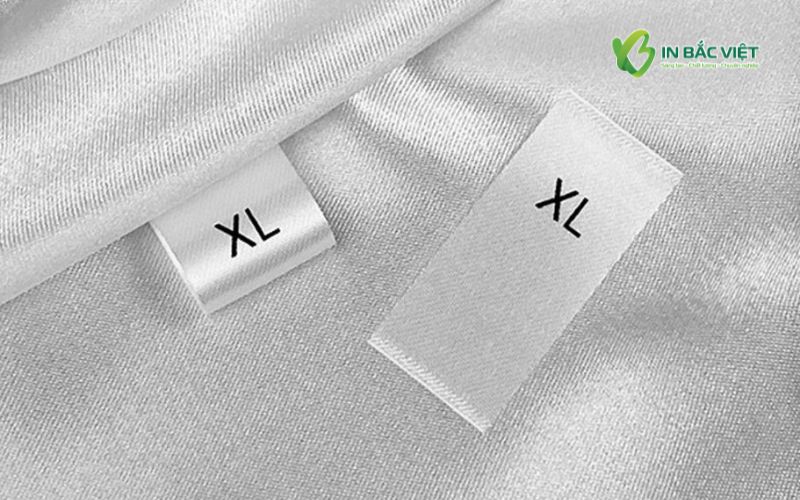 Mác size quần áo chất liệu Satin mềm mịn, hiển thị size rõ ràng